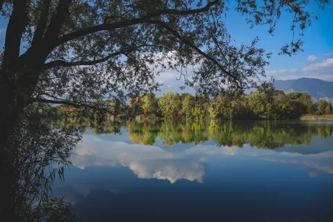 Autumn Lake 4K Wallpaper · autumn · 3840×2560