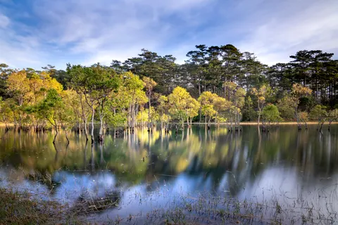 Autumn Lake 4K Wallpaper · autumn · 3840×2561