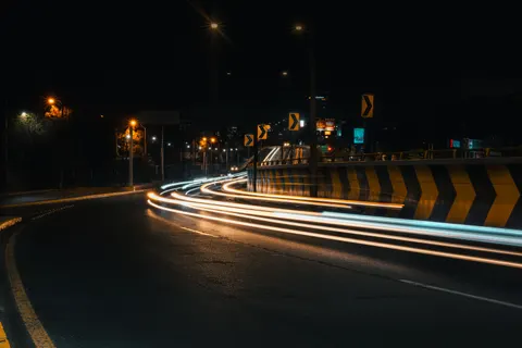 خلفية مسارات الضوء بدقة 4K · city · 3840×2560
