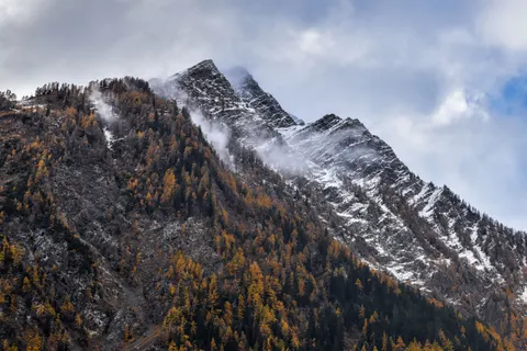 Autumn Mountains 4K Wallpaper · autumn · 3840×2560