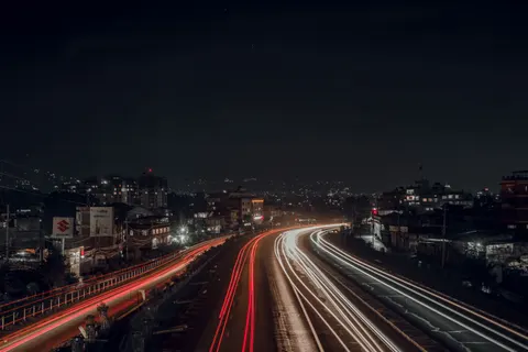 Hình nền Vệt Sáng Đèn Xe 4K · city · 3840×2560