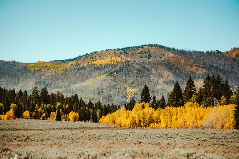 Autumn Mountains 4K Wallpaper · autumn · 3840×2563