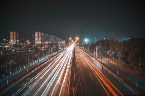 خلفية مسارات الضوء بدقة 4K · city · 3840×2560