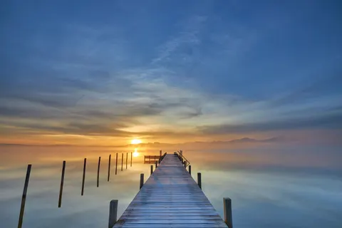 والپیپر دریاچه کوهستانی مه‌آلود با کیفیت 4K · nature · 3840×2560