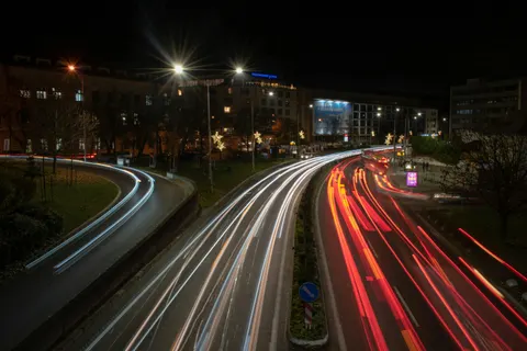 خلفية مسارات الضوء بدقة 4K · city · 3840×2560
