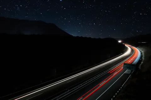خلفية مسارات الضوء بدقة 4K · city · 3840×2560