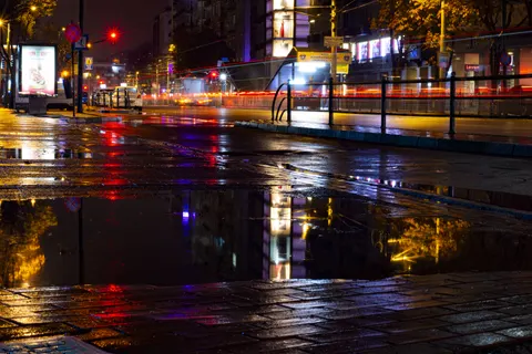 Fondo de pantalla Calle Lluviosa 4K · city · 3840×2560