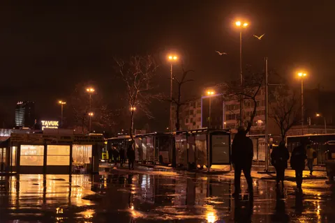 Straat in de Regen 4K-achtergrond · city · 3840×2563