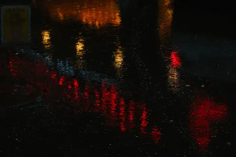 Straat in de Regen 4K-achtergrond · city · 3840×2561