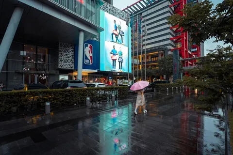 Straat in de Regen 4K-achtergrond · city · 3840×2561