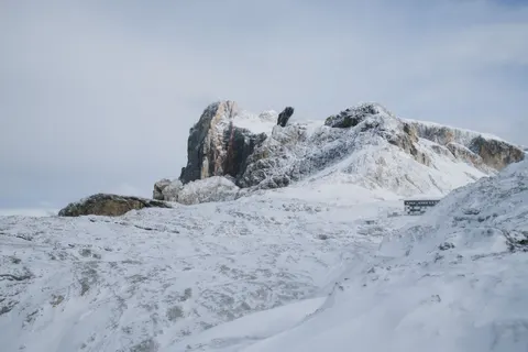 خلفية جبال الدولوميت بدقة 4K · mountains · 3840×2560