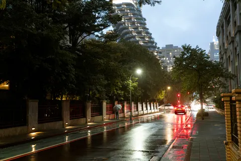 Straat in de Regen 4K-achtergrond · city · 3840×2561