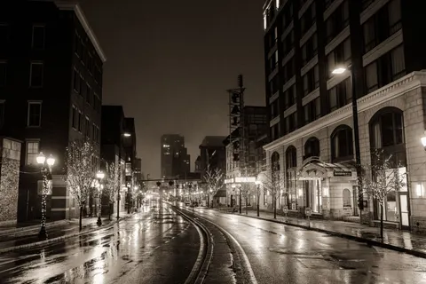 Straat in de Regen 4K-achtergrond · city · 3840×2561