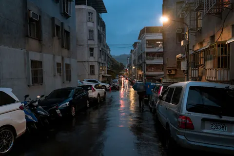 Fondo de pantalla Calle Lluviosa 4K · city · 3840×2561