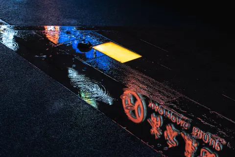Straat in de Regen 4K-achtergrond · city · 3840×2560