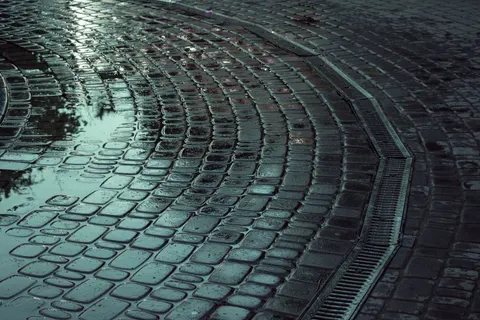 Straat in de Regen 4K-achtergrond · city · 3840×2560