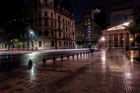 Fondo de pantalla Calle Lluviosa 4K · city · 3840×2555
