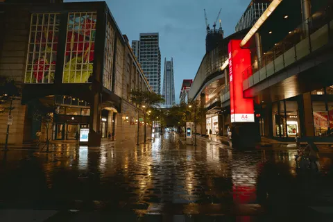 Straat in de Regen 4K-achtergrond · city · 3840×2561
