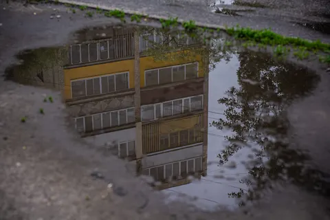 Fondo de pantalla Calle Lluviosa 4K · city · 3840×2560