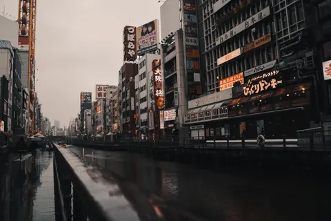 Обои Улица под дождём 4K · city · 3840×2560