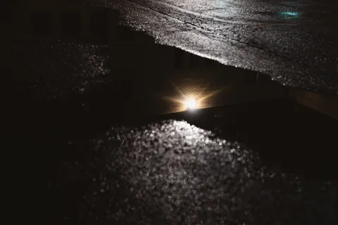 Straat in de Regen 4K-achtergrond · city · 3840×2563
