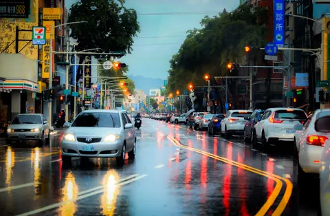 Fondo de pantalla Calle Lluviosa 4K · city · 3840×2509