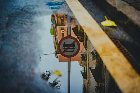 Fondo de pantalla Calle Lluviosa 4K · city · 3840×2561