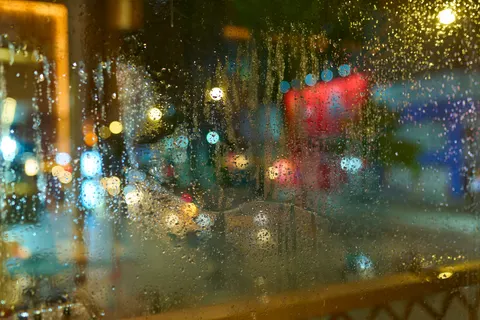 Fondo de pantalla Calle Lluviosa 4K · city · 3840×2560