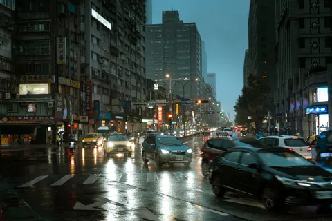 Fondo de pantalla Calle Lluviosa 4K · city · 3840×2561