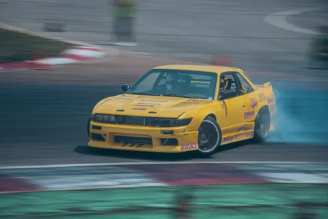 Race Car 4K Wallpaper · cars · 3840×2560