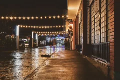 Обои Улица под дождём 4K · city · 3840×2560