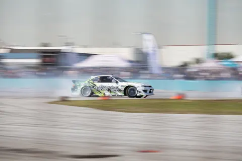 Race Car 4K Wallpaper · cars · 3840×2560