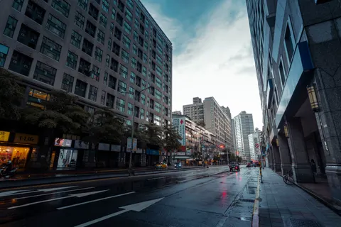 Обои Улица под дождём 4K · city · 3840×2561