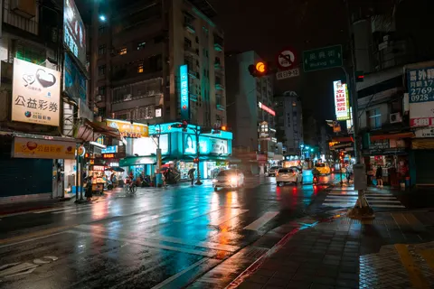 Fondo de pantalla Calle Lluviosa 4K · city · 3840×2561