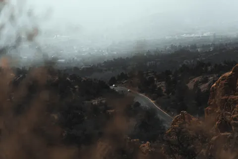 안개 낀 도로 4K 배경화면 · nature · 3840×2560