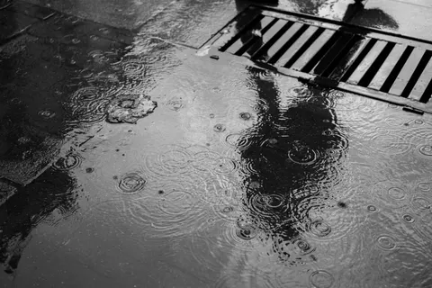Straat in de Regen 4K-achtergrond · city · 3840×2560