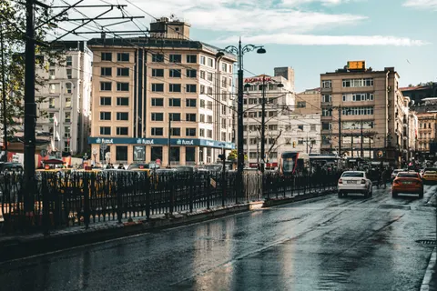 Straat in de Regen 4K-achtergrond · city · 3840×2560