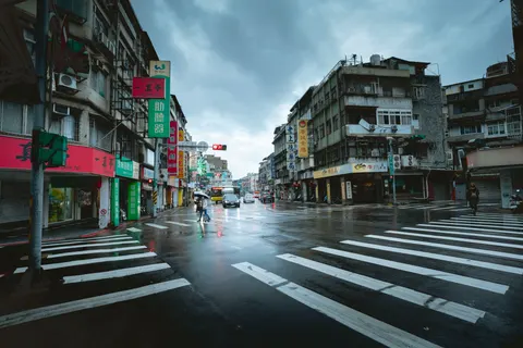 Straat in de Regen 4K-achtergrond · city · 3840×2561