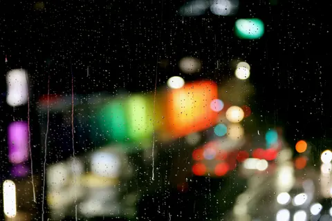 Fondo de pantalla Calle Lluviosa 4K · city · 3840×2561