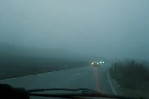 Papel de parede Estrada com neblina 4K · nature · 3840×2560