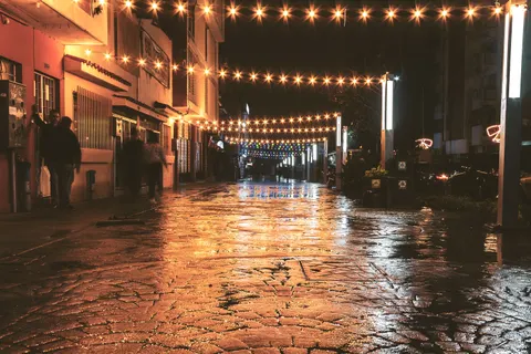 Fondo de pantalla Calle Lluviosa 4K · city · 3840×2560