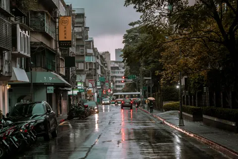 Straat in de Regen 4K-achtergrond · city · 3840×2561