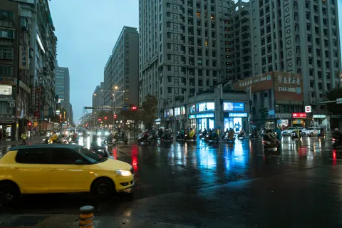 Straat in de Regen 4K-achtergrond · city · 3840×2561