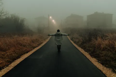 안개 낀 도로 4K 배경화면 · nature · 3840×2560