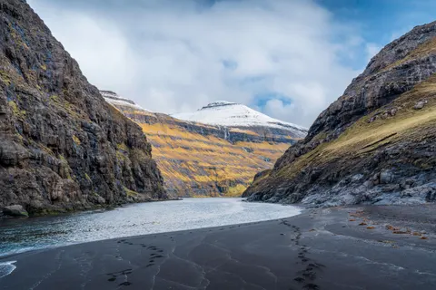 Black Sand Beach 4K Wallpaper · travel · 3840×2560