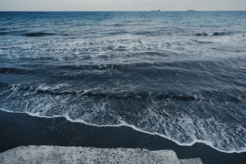 Black Sand Beach 4K Wallpaper · travel · 3840×2560