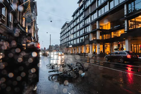 Fondo de pantalla Calle Lluviosa 4K · city · 3840×2560