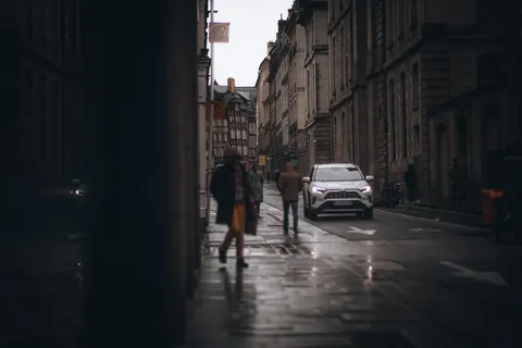 Fondo de pantalla Calle Lluviosa 4K · city · 3840×2560