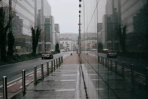 Straat in de Regen 4K-achtergrond · city · 3840×2560