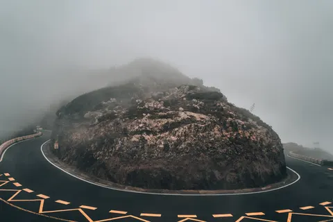 Fond d'écran Route brumeuse 4K · nature · 3840×2560
